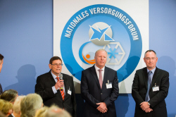 v. l. Dr. Gerhard H. H. Müller-Schwefe (Präsident DGS), Prof. Dr. Dr. Joachim Nadstawek (Vorstand BVSD), PD Dr. Michael A. Überall (Präsident DSL